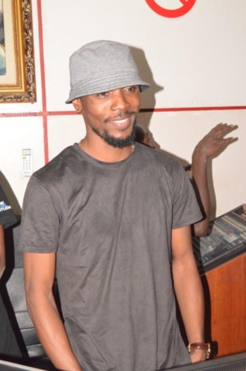 L'ARTISTE IVOIRIEN SERGE BEYNAUD CELEBRE PAR SON STAFF...