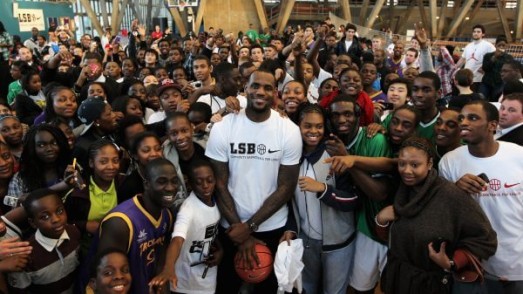 LeBron James : il emmène 5000 enfants au parc d’attraction !
