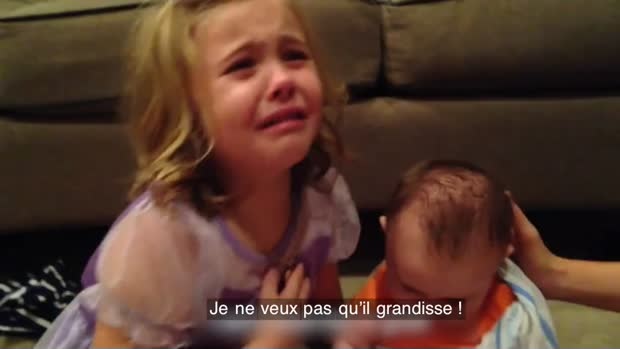 Une fillette éclate en sanglots quand elle découvre que son petit frère va grandir