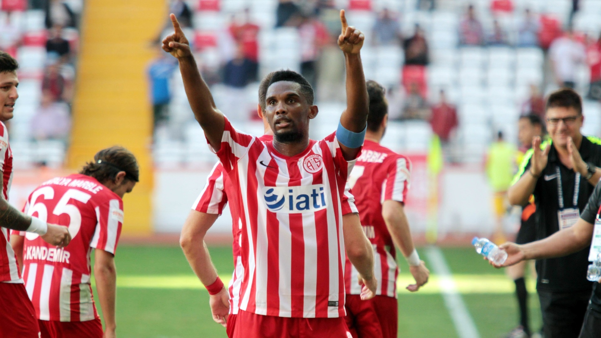 Sport:les supporters d’Antalyaspor célébrent Samuel Eto’o au coup de sifflet final