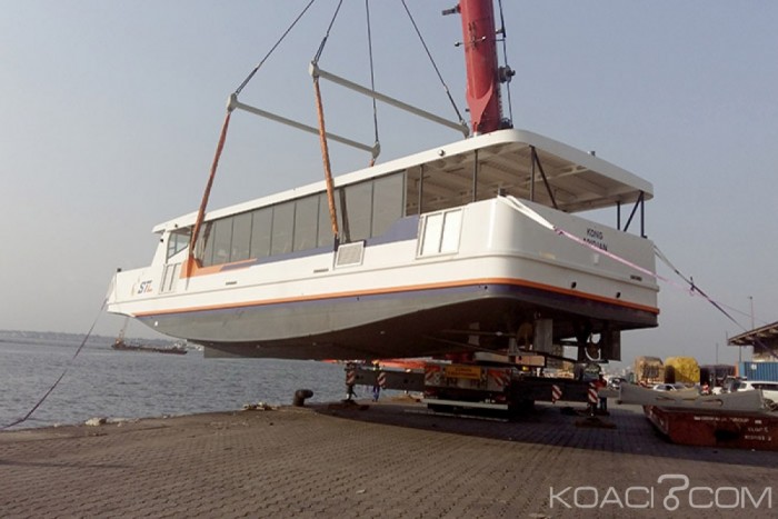Huits(8) premiers bateaux bus destinés au transport en commun sont mis à l'eau par les équipes de Bolloré Transport & Logistics