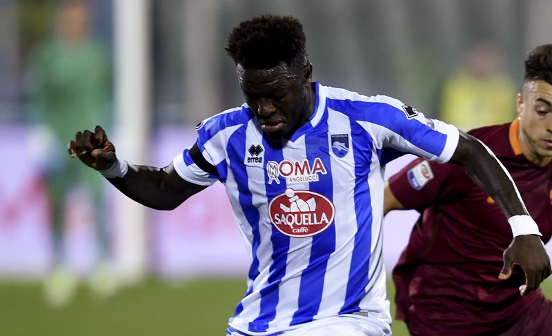 Victime de cris de singe, Muntari quitte le terrain l'arbitre lui donne un carton jaune