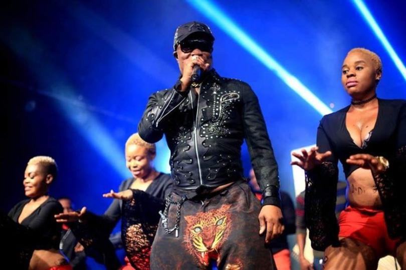 Koffi Olomidé tirer violemment l’une de ses danseuses par ses cheveux