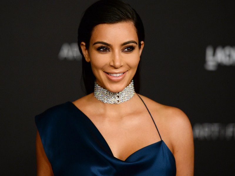 Kim Kardashian pose nue dans un arbre (Image)