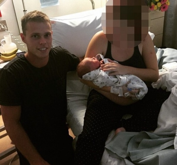 À 23 ans, il devient papa et quelques jours plus tard le voilà grand-père...