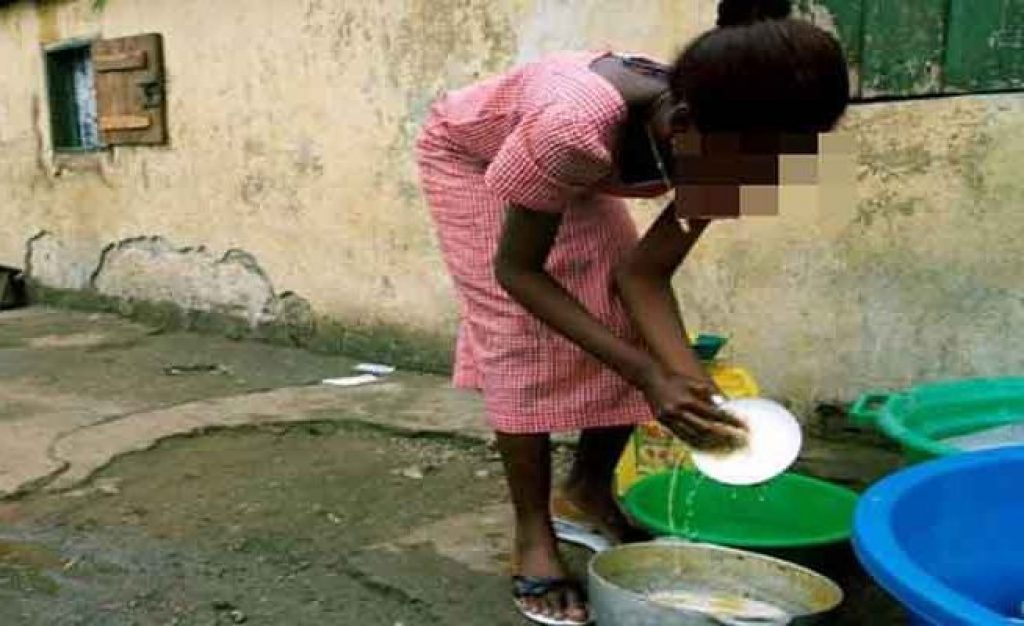Cote d’Ivoire: Le patron surprend sa servante accroupie, nue ensorcelant le repas qui lui est destiné